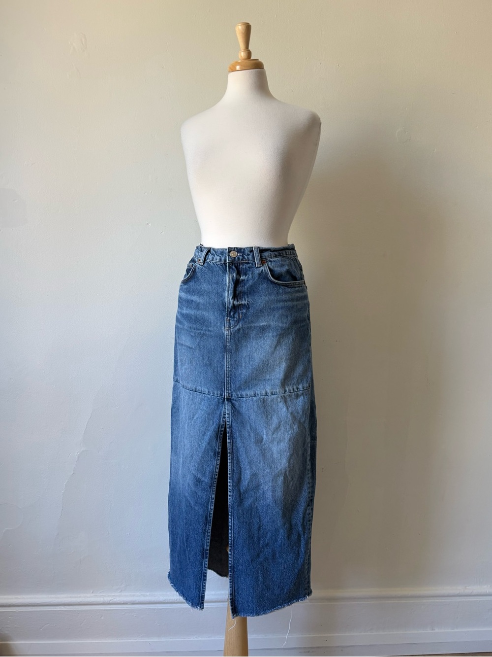 Reformation Tazz Jeans Denim Midi Skirt Size 27 Blue Wash Front Slit Raw Hem